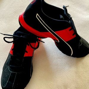 Sz 9 Men’s PUMA SOFT FOAM Sneakers - excellent condition !